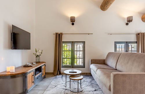 L'Isle-sur-la-Sorgue Apartment | Apartment-Luxury-Mobility bath-City view-L'intemporel