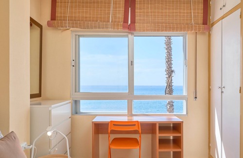 Torrenueva Apartment | Apartment 'Frente Al Mar Y A Pie De Playa' with Balcony, Wi-Fi and Air Conditioning