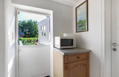 Bordelum Apartment | Apartment 'Friesisches Reetdach-ferienhaus' with Private Terrace, Private Garden and Wi-Fi