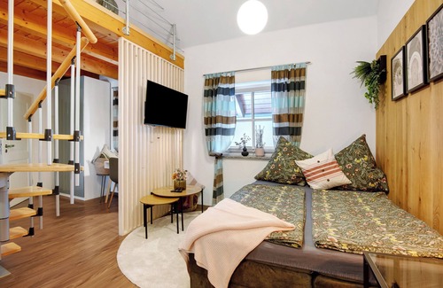 Eging am See Apartment | Apartment 'Galeriewohnung Vierseithof' with Balcony and Wi-Fi