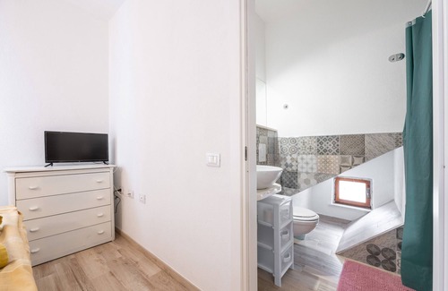 S'oru e Mari Apartment | Apartment 'Gambero Rosso' with Private Terrace, Wi-Fi and Air Conditioning