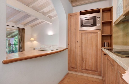 Puegnago del Garda Apartment | Apartment 'Giada' with Shared Pool, Wi-Fi and Air Conditioning