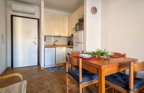 Lu Bagnu Apartment | Apartment 'Gio's' with Shared Pool, Private Garden and Air Conditioning