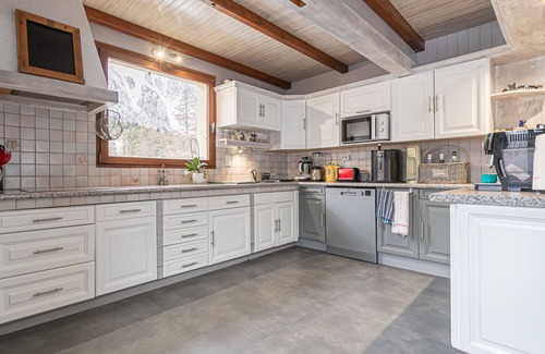 Termignon Apartment | Apartment 'Gîte Le Cembro for 6 People' with Mountain View, Private Terrace and Wi-Fi