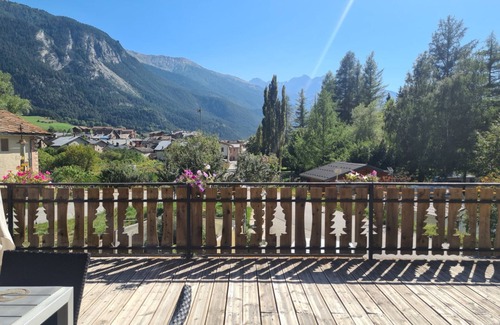 Termignon Apartment | Apartment 'Gîte Le Cembro for 6 People' with Mountain View, Private Terrace and Wi-Fi