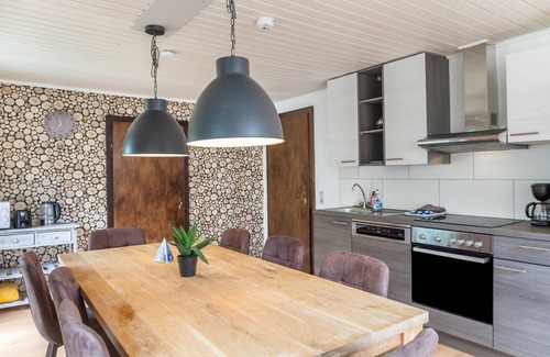 Stall Apartment | Apartment "Gletscherblick" at Molltaler Appartements with Mountain View, Balcony & Wi-Fi