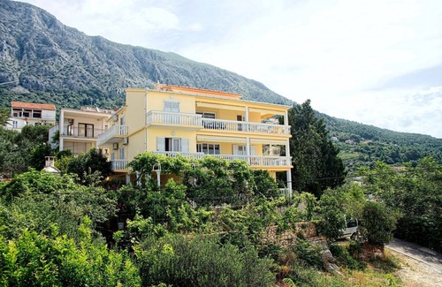Zivogosce Apartment | Apartment Gojko - 50 m from the beach: A3(2) - Zivogosce, Riviera Makarska, Croatia