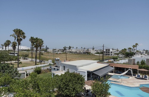 Tingaki Apartment | Apartment 'Golden Sun Two-bedroom Apt 3' with Sea View, Shared Pool and Wi-Fi
