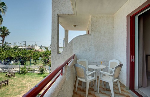 Tingaki Apartment | Apartment 'Golden Sun Two-bedroom Apt 4' with Sea View, Shared Pool and Wi-Fi