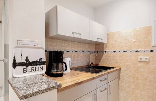 Nikolassee Apartment | Apartment 'Grüne Oase In Der Großstadt' with Private Terrace, Garden and Wi-Fi