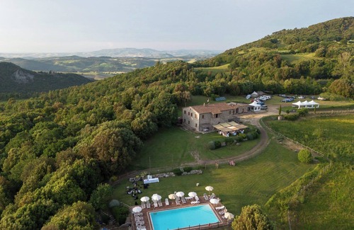 Pomarance Apartment | Apartment 'Granaio' with Shared Pool, Private Garden and Wi-Fi