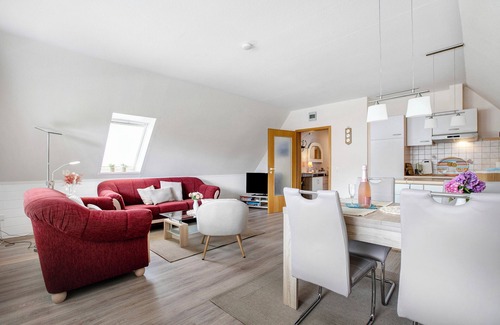 Suden Apartment | Apartment 'Große Ferienwohnung' with Shared Garden and Balcony