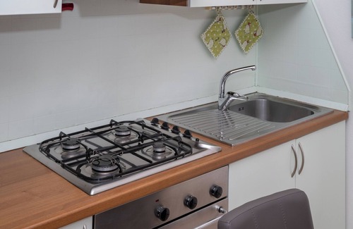 Olbia City Centre Apartment | Apartment 'Guest House Via Acquedotto Romano' with Wi-Fi and Air Conditioning