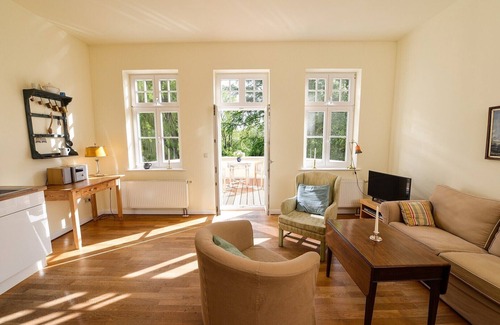 Grubnow Apartment | Apartment 'Gut Grubnow Rügen - Ferienwohnung 7' with Lake View, Shared Garden and Wi-Fi