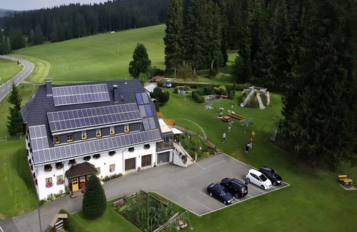 Sankt Maergen Apartment | Apartment 'Hüttenstüble' with Mountain View, Shared Garden and Wi-Fi