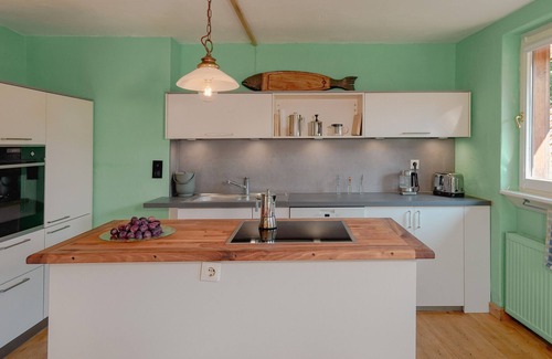Muellheim Apartment | Apartment 'Haus der Malerin Wolke Eins' with Mountain View, Private Terrace and Wi-Fi