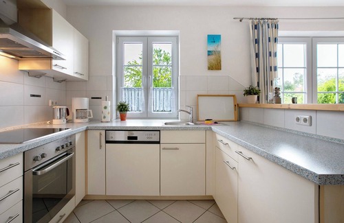 Suden Apartment | Apartment 'Haus Schwalbennest' with Private Terrace, Shared Garden and Wi-Fi