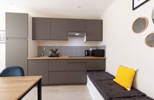 Les Camoins Apartment | Apartment 'Havre De Paix' with Shared Pool, Private Terrace and Wi-Fi