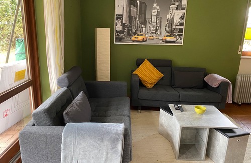 Sulgen Apartment | Apartment 'Heinrich' with Private Terrace, Private Garden and Wi-Fi
