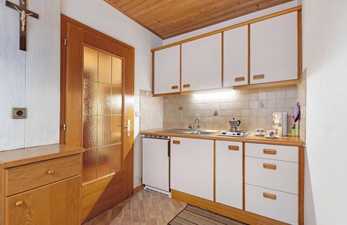 Velturno Apartment | Apartment 'Holunder' with Shared Terrace and Wi-Fi