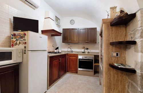Giovinazzo Apartment | Apartment 'Home Sweet Home' with Balcony, Wi-Fi and Air Conditioning