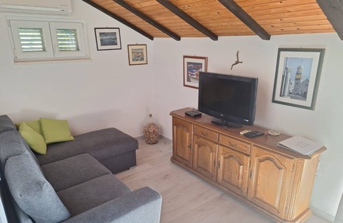 Prvic Luka Apartment | Apartment Njoko - sea view & private parking: A2 narancasti(3+2) - Sepurine (Island Prvic),