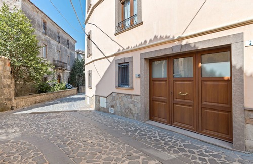 Scano di Montiferro Apartment | Apartment 'Il Fascino Del Borgo Al Primo Piano' with Wi-Fi and Air Conditioning