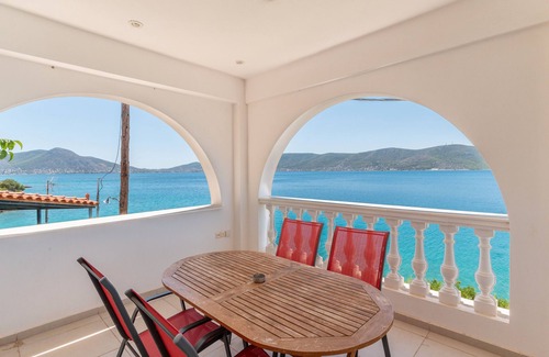 Salamis Apartment | Apartment 'Ifestos' with Sea View, Wi-Fi and Air Conditioning