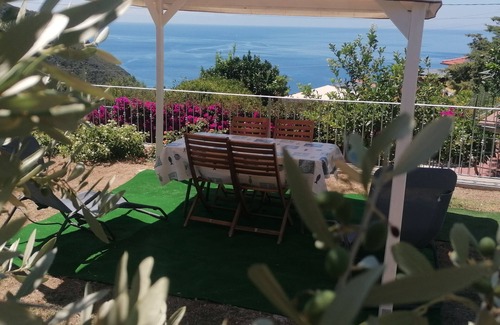 Patresi House | Apartment 'Il Rosmarino' with Sea View, Wi-Fi and Air Conditioning
