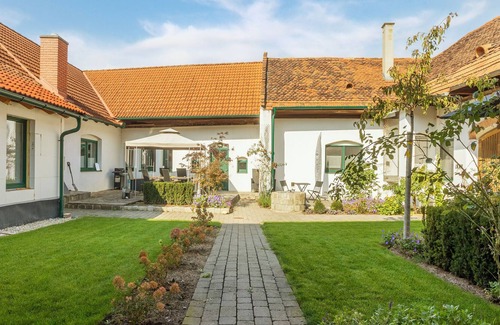 Loipersdorf bei Fuerstenfeld Apartment | Apartment in a renovated square courtyard in Bad Loipersdorf / Styria
