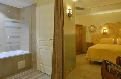 Porto Pollo House | Apartment In A Hotel 'Demeure Pianura 2 À 4 Pers' with Shared Pool and Private Terrace