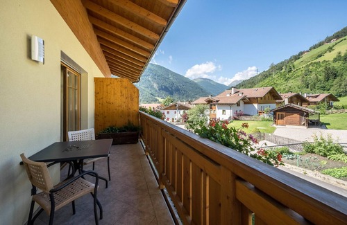 Pracupola Apartment | Apartment in a Hotel 'Naturresidenz Theistadl Apt 202' with Mountain View & Wi-Fi