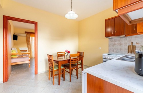 Agios Stefanos Avliotes Apartment | Apartment In A Hotel 'Kosmos Studio 7' with Shared Terrace, Wi-Fi and Air Conditioning