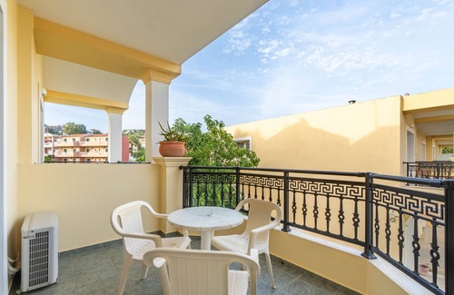 Agios Stefanos Avliotes Apartment | Apartment In A Hotel 'Kosmos Studio 7' with Shared Terrace, Wi-Fi and Air Conditioning