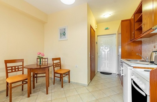 Agios Stefanos Avliotes Apartment | Apartment In A Hotel 'Kosmos Studio 2' with Shared Terrace, Wi-Fi and Air Conditioning