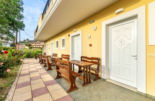 Agios Stefanos Avliotes Apartment | Apartment In A Hotel 'Kosmos Studio 2' with Shared Terrace, Wi-Fi and Air Conditioning
