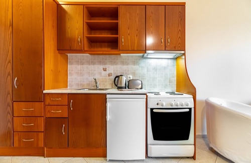Agios Stefanos Avliotes Apartment | Apartment In A Hotel 'Kosmos Studio 1' with Shared Terrace, Wi-Fi and Air Conditioning