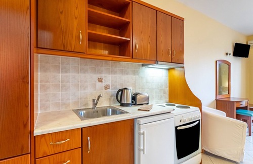 Agios Stefanos Avliotes Apartment | Apartment In A Hotel 'Kosmos Studio 1' with Shared Terrace, Wi-Fi and Air Conditioning