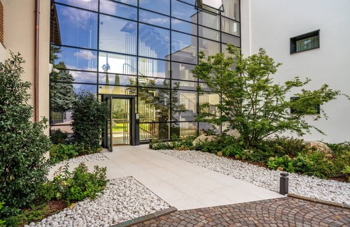 Ravina Apartment | Apartment In A Hotel 'Midum Garden Nord' with Mountain View, Wi-Fi and Air Conditioning