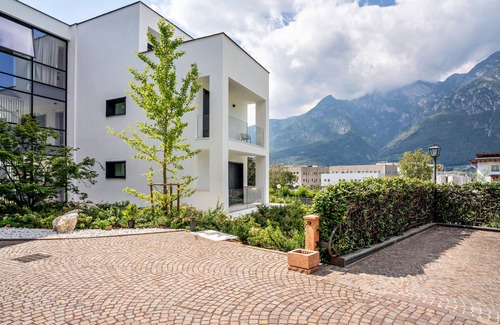 Ravina Apartment | Apartment in a Hotel 'Midum Balcony Nord' with Mountain View, Wi-Fi and Air Conditioning