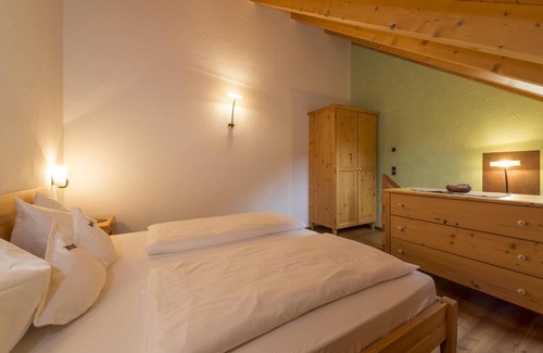 Sand in Taufers House | Apartment In A Hotel 'Mair Zu Hof St. Mauritzien 3' with Mountain View, Shared Garden and Wi-Fi