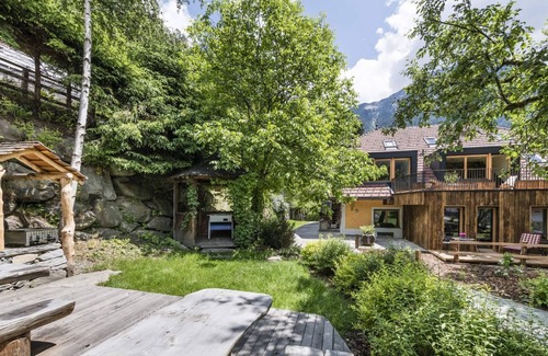 Sand in Taufers House | Apartment In A Hotel 'Mair Zu Hof St. Mauritzien 5' with Mountain View and Shared Garden