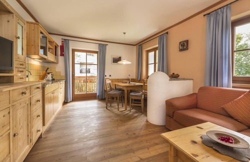 Sand in Taufers House | Apartment In A Hotel 'Mair Zu Hof Fürst 6' with Mountain View, Shared Garden and Wi-Fi