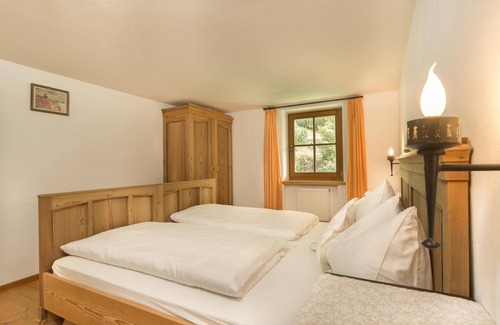 Sand in Taufers House | Apartment In A Hotel 'Mair Zu Hof Fürst 6' with Mountain View, Shared Garden and Wi-Fi