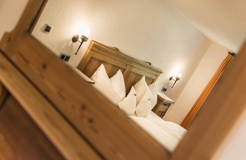 Sand in Taufers House | Apartment In A Hotel 'Mair Zu Hof Fürst 6' with Mountain View, Shared Garden and Wi-Fi