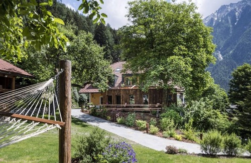 Sand in Taufers House | Apartment In A Hotel 'Mair Zu Hof Waldrausch 1' with Mountain View, Shared Garden and Wi-Fi