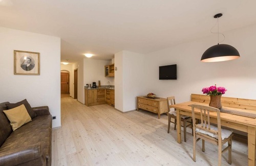 Sand in Taufers House | Apartment In A Hotel 'Mair Zu Hof Fürst 8' with Mountain View, Private Terrace and Wi-Fi