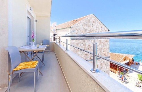Drasnice Apartment | Apartment in a small village Drašnice. Two-bedroom apartment on the beach with sea and island view on Hvar.