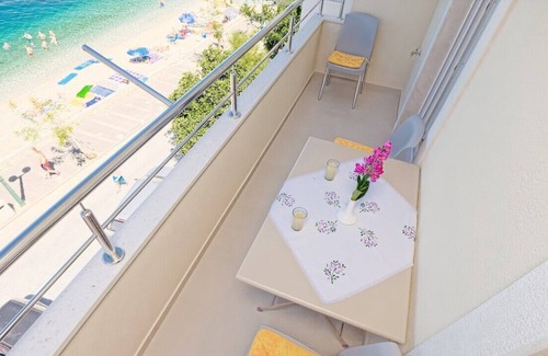 Drasnice Apartment | Apartment in a small village Drašnice. Two-bedroom apartment on the beach with sea and island view on Hvar.