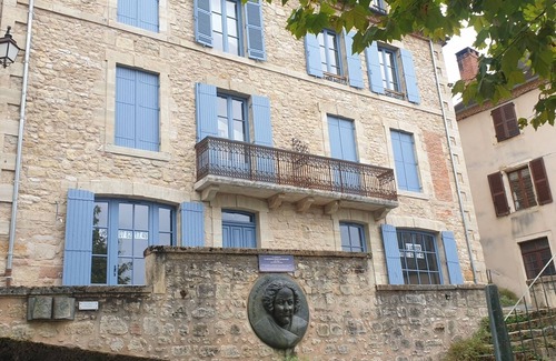 Hautefort Apartment | Apartment in an 18th century building in the heart of the village of Hautefort.